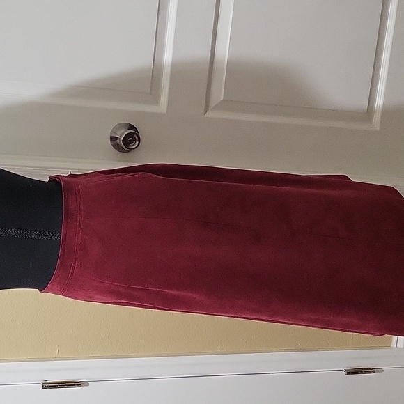Elegant‎ Burgundy Midi Skirt Pre-owned Suede - Picture 4 of 4